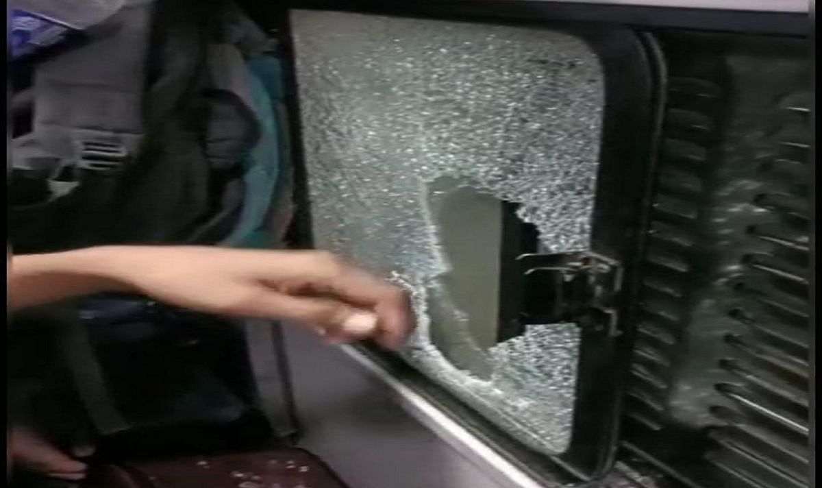 Stones pelted on Kushinagar Express standing at Kanpur station, passengers injured, windows of vehicle broken, police kept watching