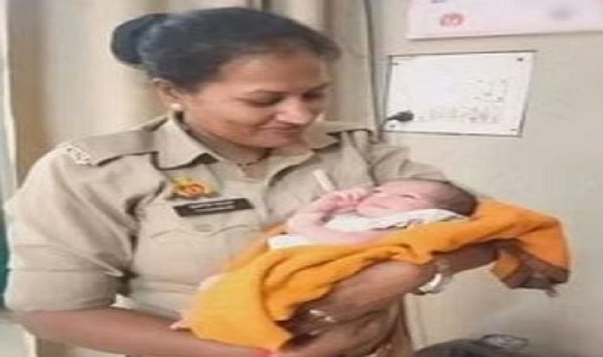 Kanpur News: Newborn found lying on the bank of the pond, adopted by women police, crowd of adopters