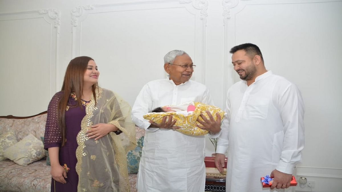 PHOTOS: Nitish Kumar took Lalu's granddaughter in his lap, what gift did he give?  Check out the pictures with Tejashwi and Rajshree..