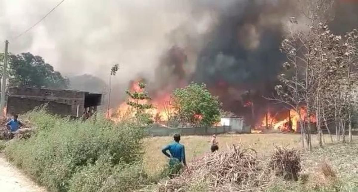 Fire wreaks havoc in Kushinagar district, two innocent including one old man burnt to death, more than 10 people scorched