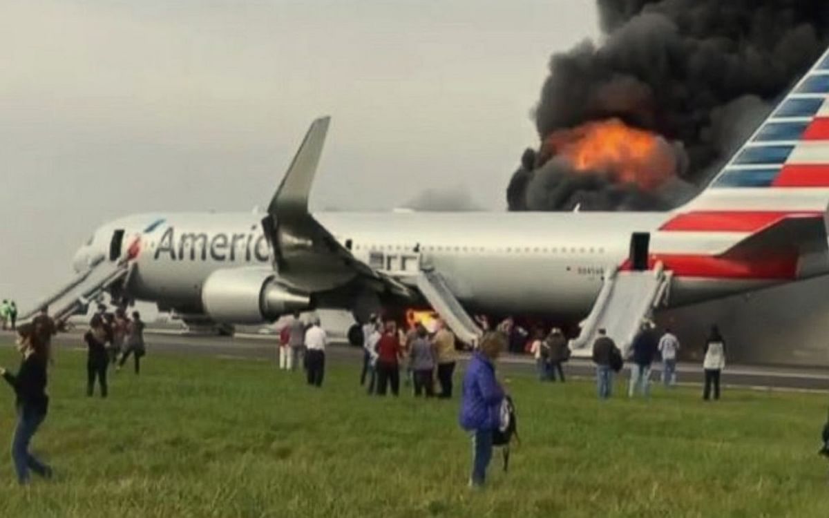America: Flight engine caught fire due to bird collision, emergency landing had to be done