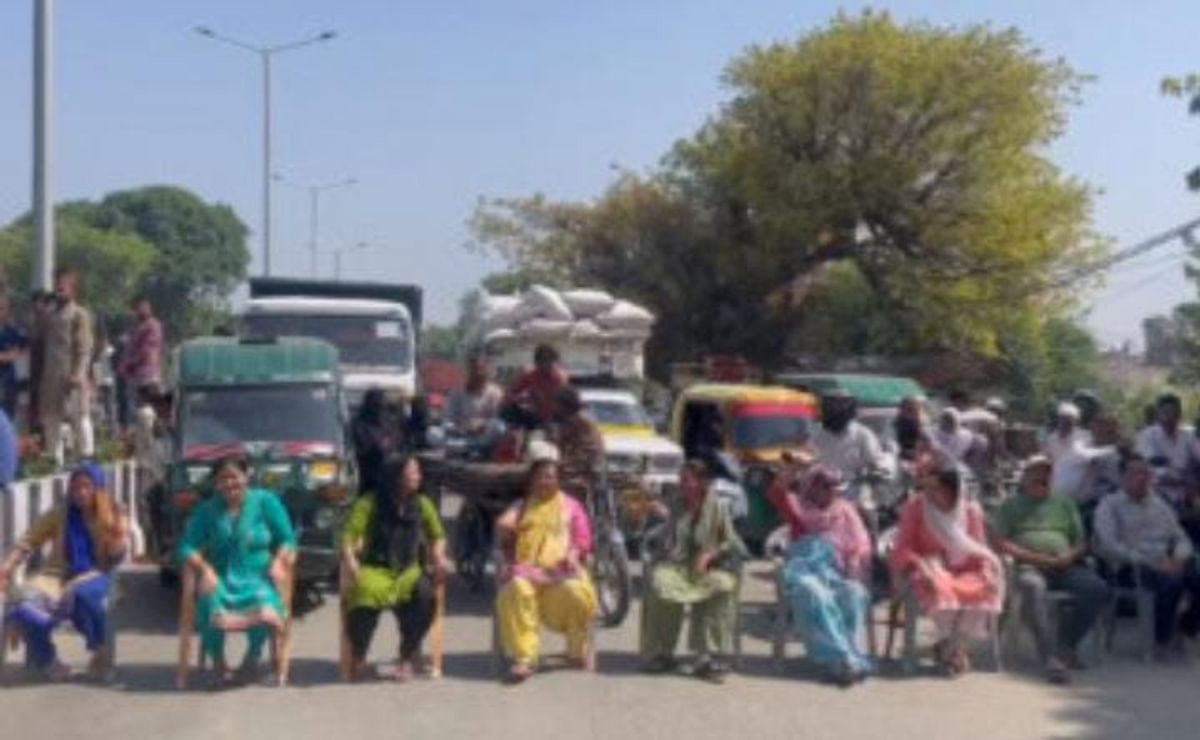 Angry women blocked the road before the civic elections in Bareilly, shouting slogans against the corporation on the middle of the road