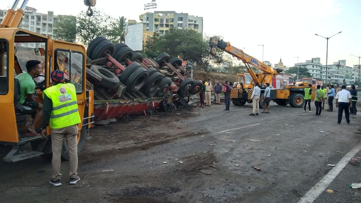 Big accident on Maharashtra's Pune-Bengaluru highway, 4 killed, 22 injured in truck and bus collision