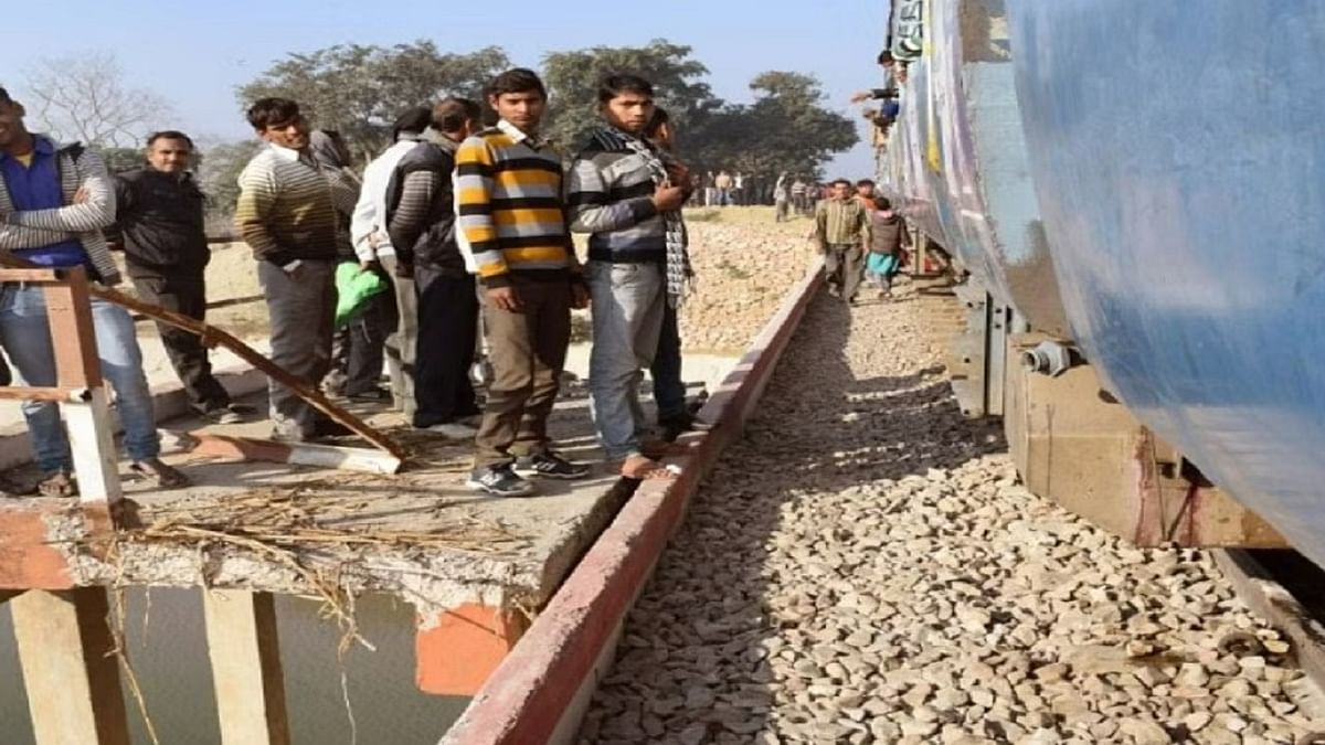 Big rail accident in Bihar, goods train derailed near Dumraon station, a dozen trains including Magadh Express got stuck
