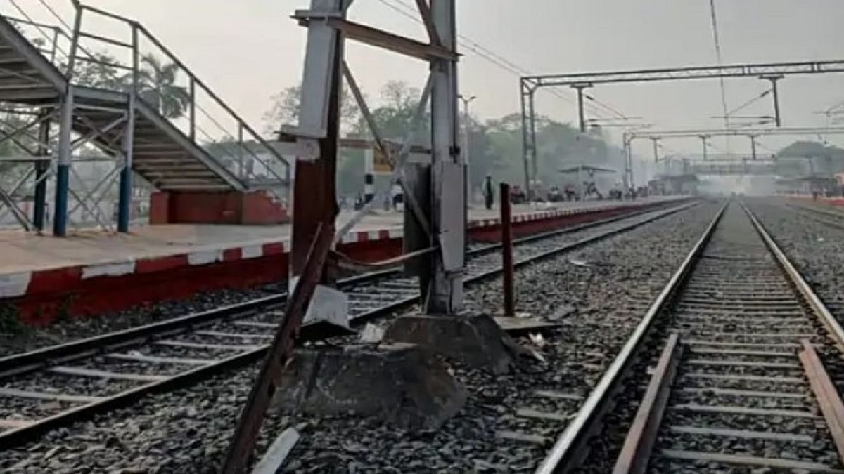 Big train accident averted in Samastipur, goods train collided with footover bridge, driver overtook the train...