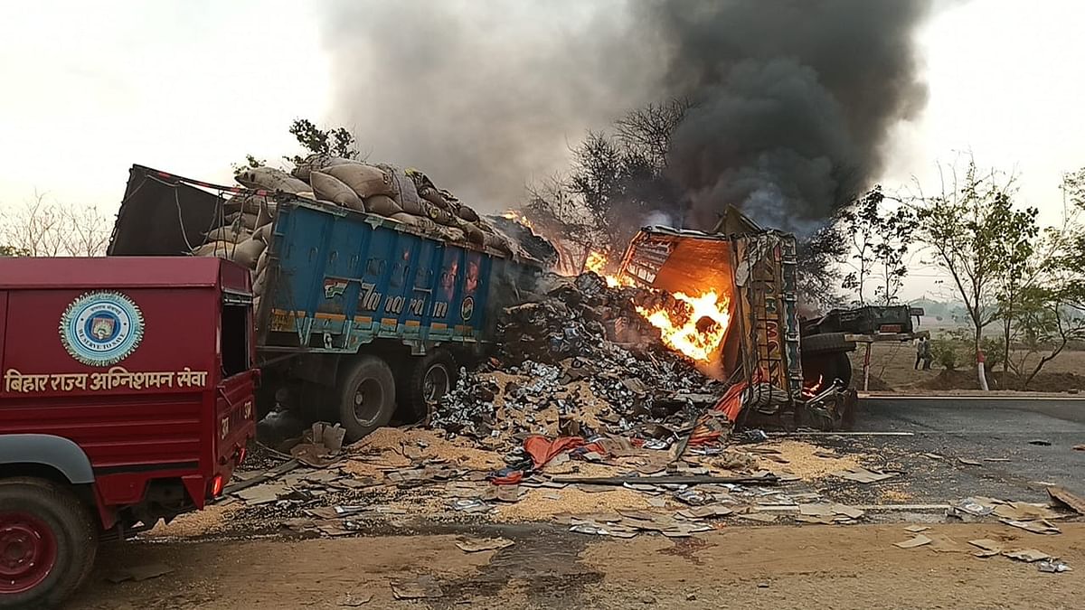 Bihar: Horrific road accident in Jamui, fire broke out after two trucks collided, father burnt alive in front of son