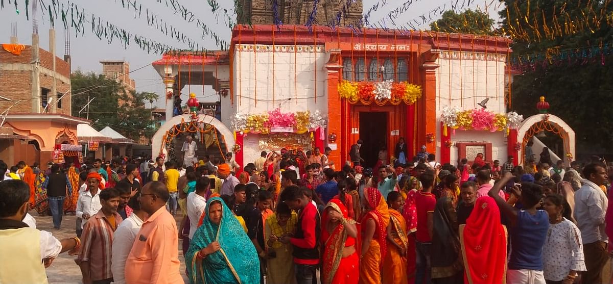 Bihar: Inauguration of Shri Surya Mahayagya on the occasion of Akshaya Tritiya, flowers showered by helicopter in the procession