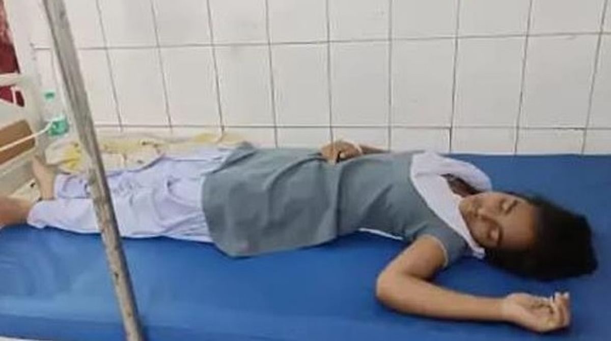 Bihar: Many girl students fainted in the class room due to heat, some had abdominal pain, vomiting and diarrhea, there was chaos in the school.