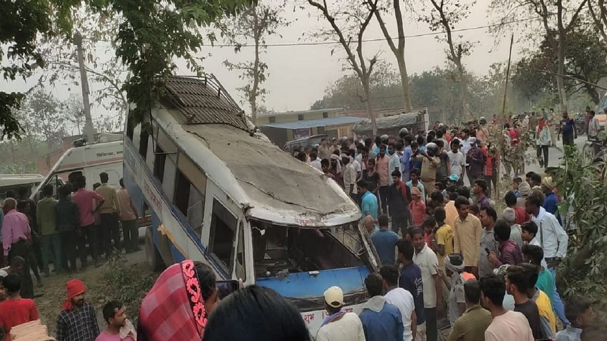 Bus full of passengers overturned in Kushinagar, painful death of girl student, relief and rescue work continues on the spot