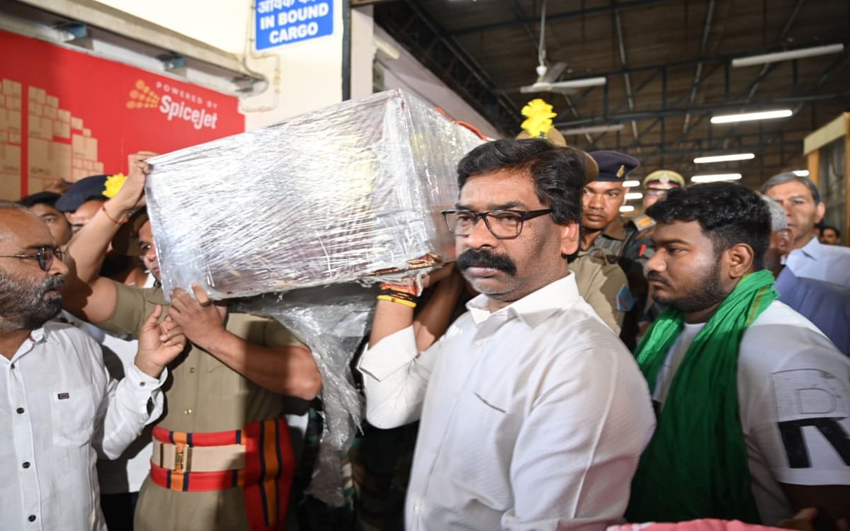 CM Hemant Soren gave shoulder to the dead body of late Education Minister Jagarnath Mahto