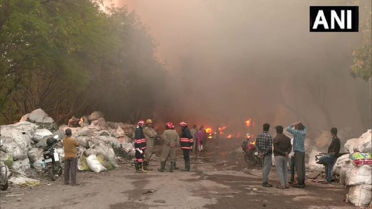 Delhi: Fierce fire broke out in a plastic godown in PVC market, 25 fire brigade vehicles on the spot