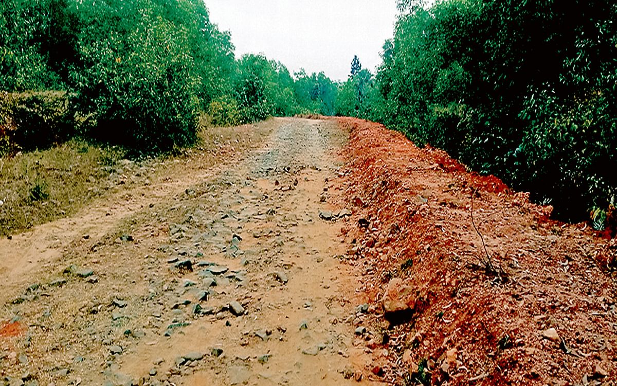 Dhanbad: MNREGA work messed up, made on the paved road of BCCL, a road made of mud and mortar, money was also withdrawn
