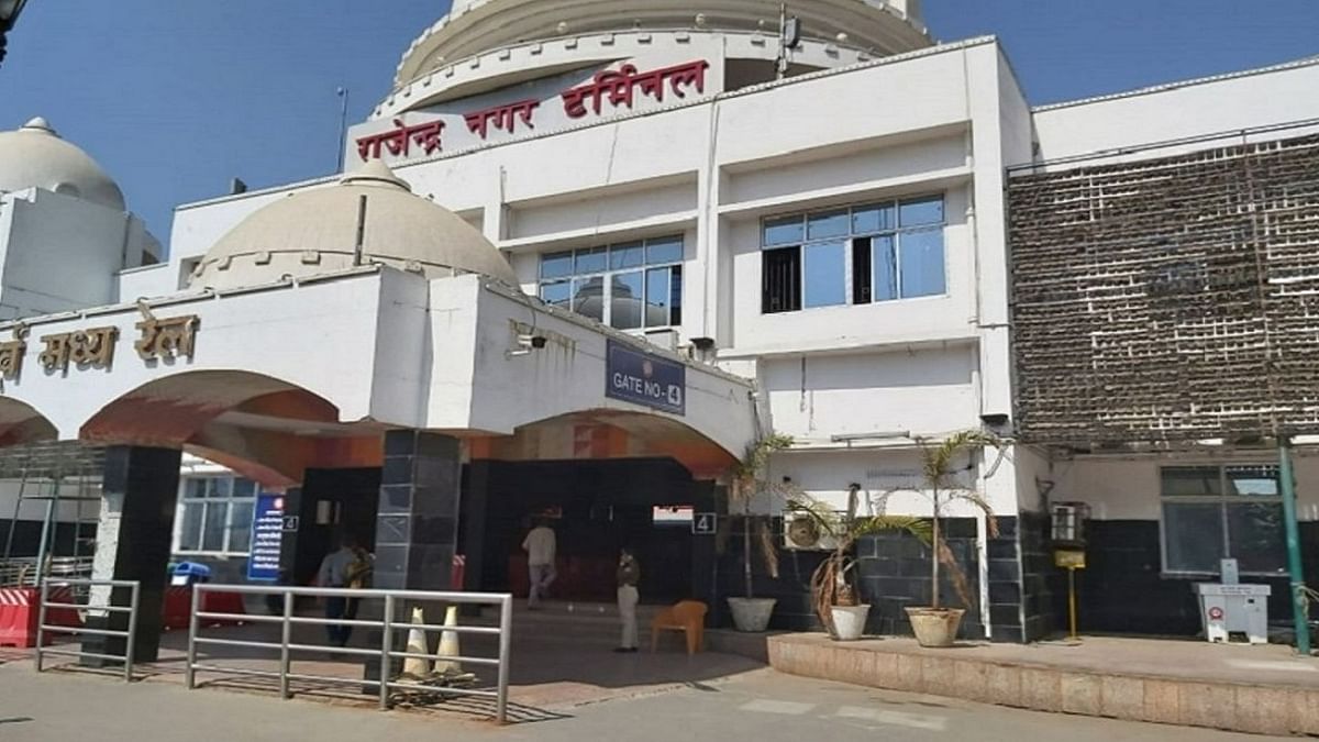Female ticket booking clerk created ruckus at Patna station, made serious allegations against the official