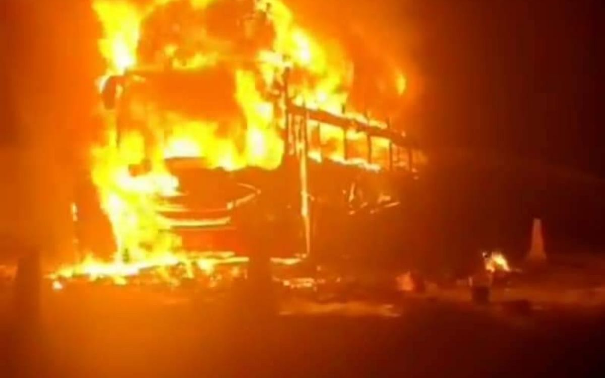 Fierce fire in AC bus going from Kolkata to Bhagalpur, 50 passengers narrowly escaped, luggage burnt to ashes