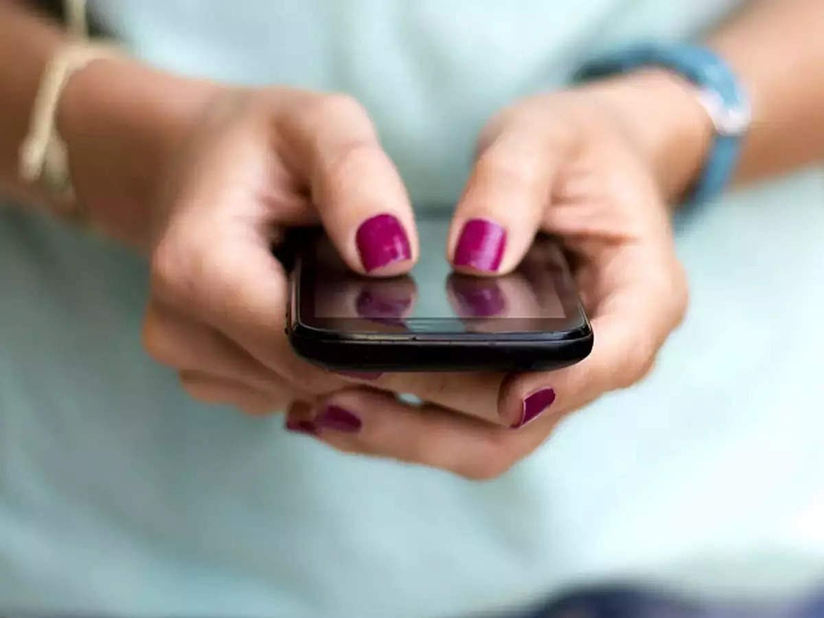 Free Smartphone: Government is giving free smartphones to women along with free internet, know who will get the benefit