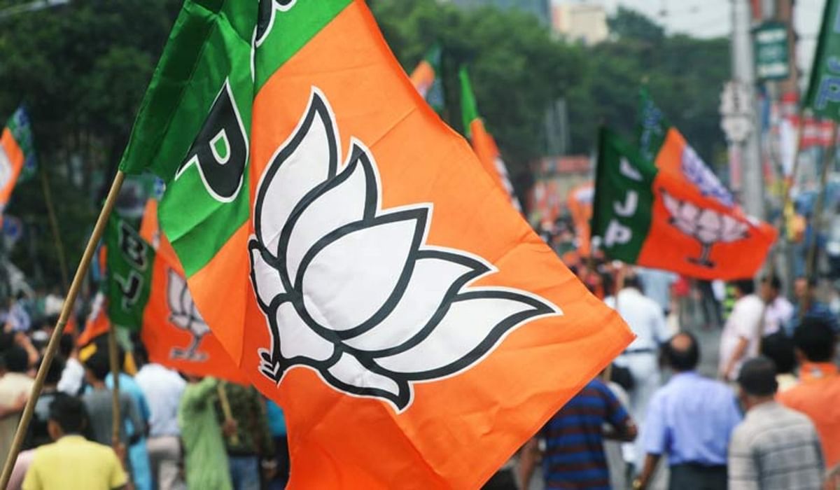 Gujarat: BJP gave a blow to AAP, six councilors of Surat Municipal Corporation joined BJP