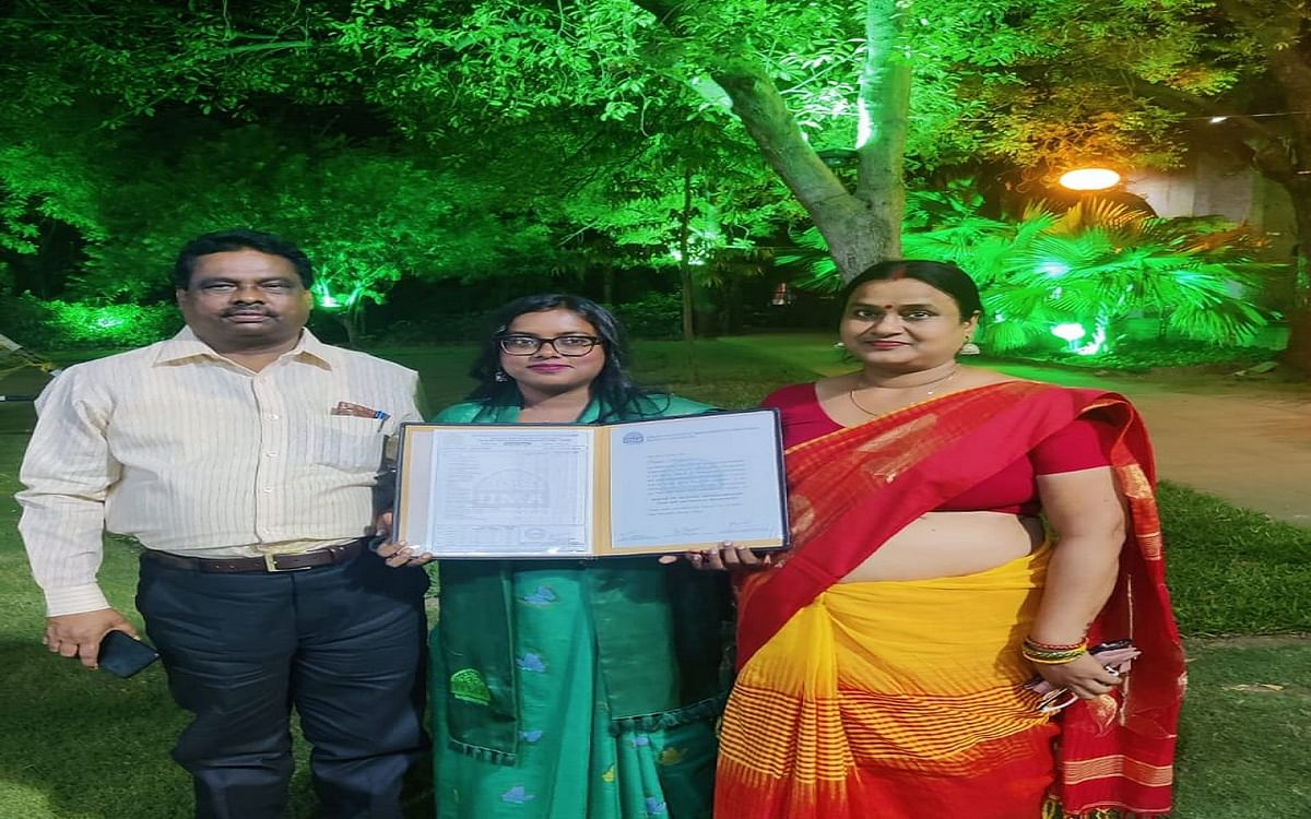 IIM Ahmedabad: Campus selection of Sakshi, daughter of Jharkhand agitator Benilal, received award at convocation