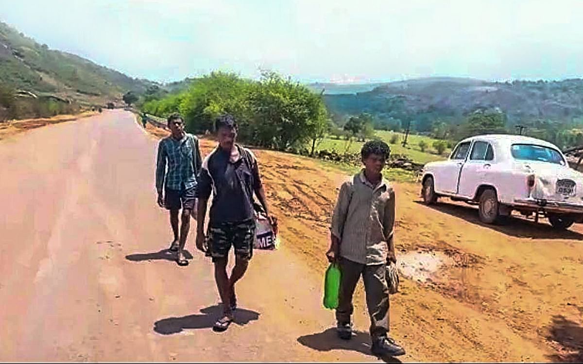 If salary was not received, three migrant laborers reached home after walking thousand km in seven days, there was no money even for food