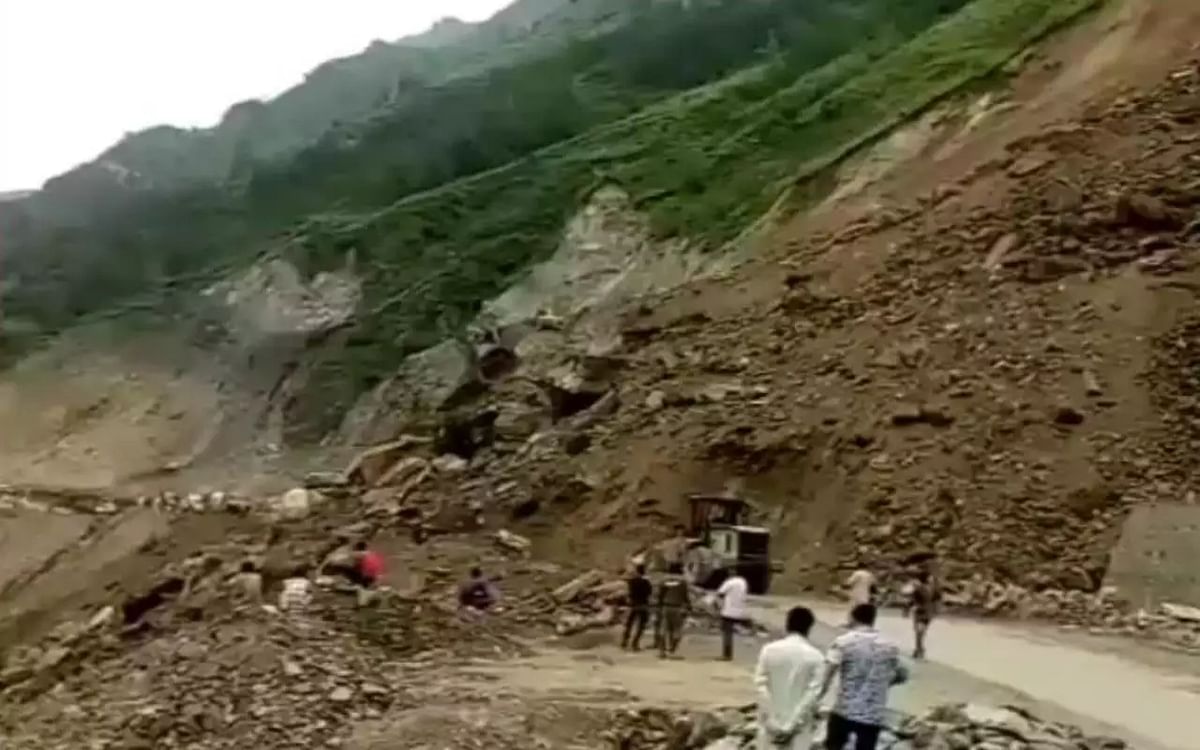 Jammu Kashmir: National Highway jammed due to landslide, more than 300 vehicles stranded