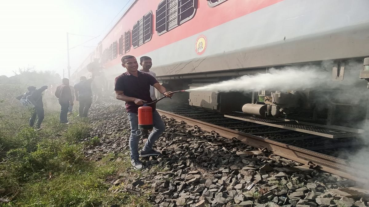 Jan Shatabdi saved from burning train in Bihar, passengers started running on the track, goods train suddenly came on the second track..