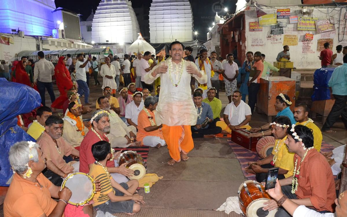 Jharkhand: 'Aana-ana re Mohan, Meri gali aana...' devotees danced to the kirtan at Baba Mandir in Deoghar
