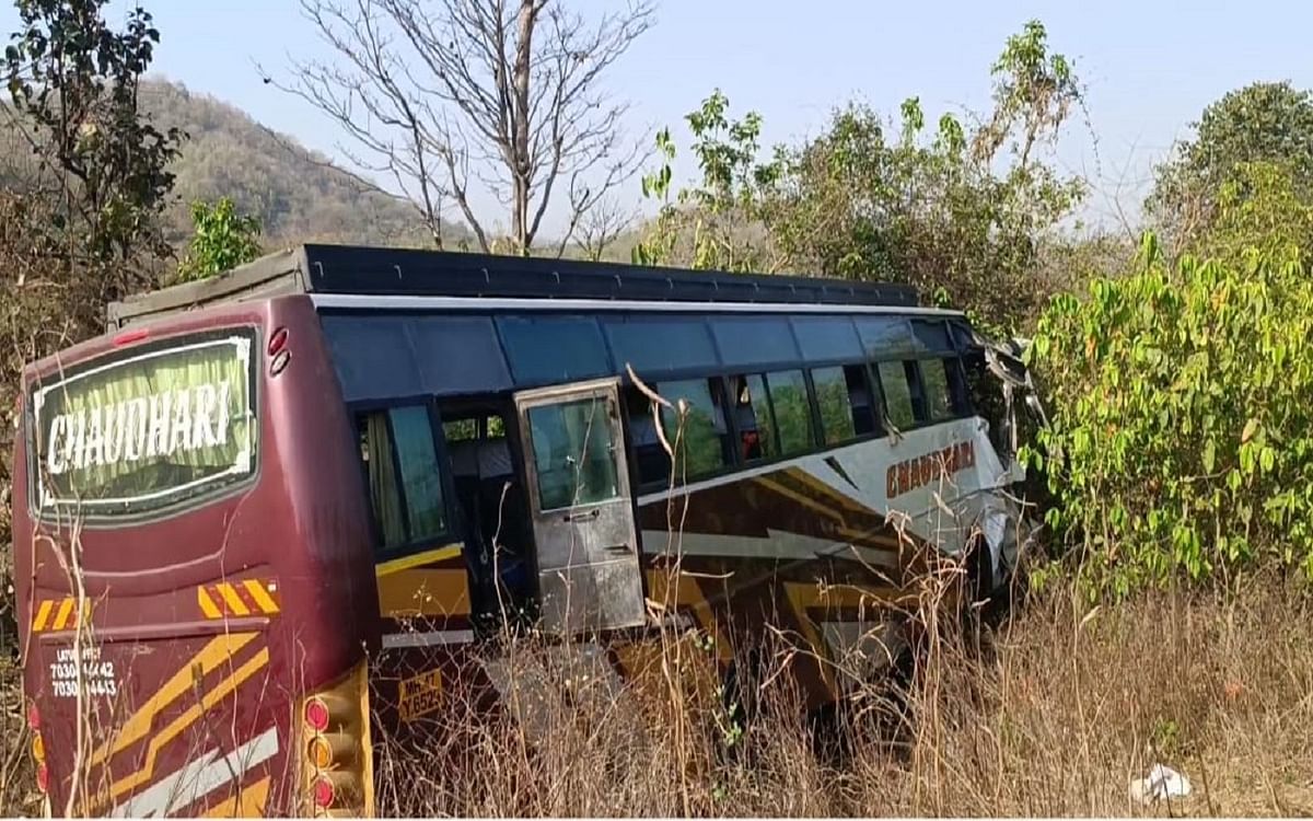 Jharkhand: Bus going from Maharashtra to Kashi Vishwanath Temple in Varanasi overturned in Danua Valley, 1 woman killed, 6 injured