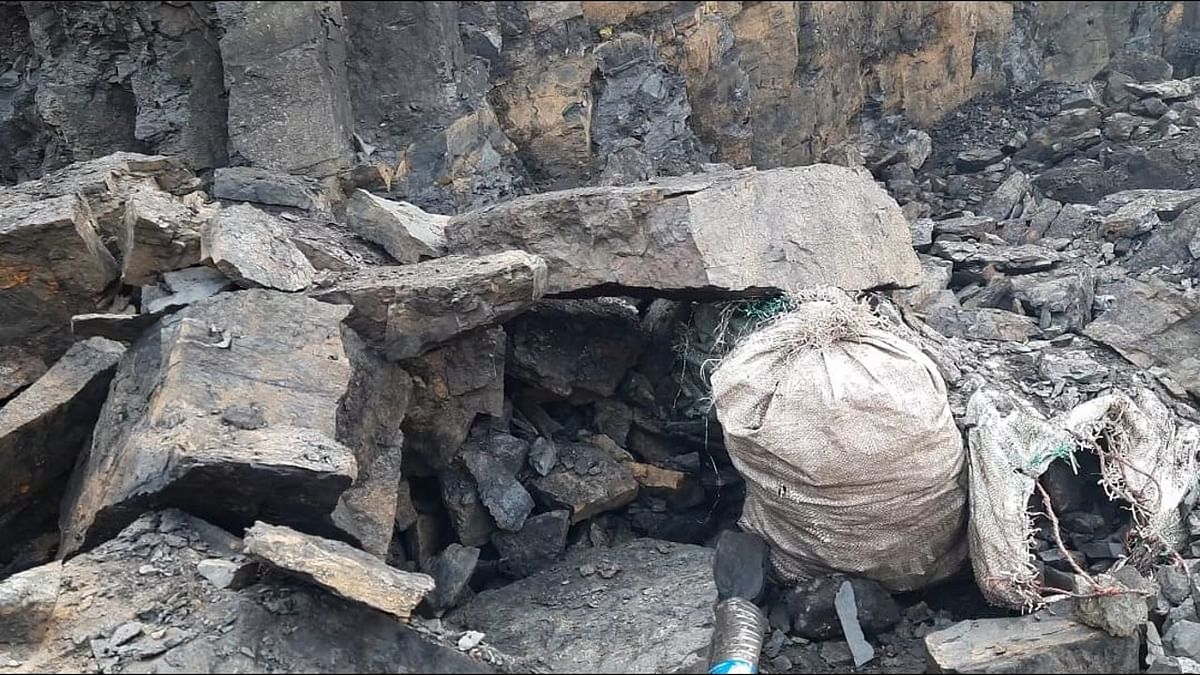 Jharkhand: During illegal mining in Dhanbad, a cave-in occurred, information of 3 people being buried