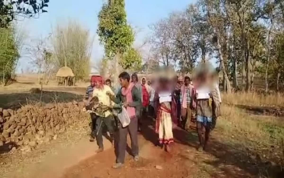 Jharkhand: Furious over witchcraft, why did the villagers turn the old couple around the village after turning their heads?