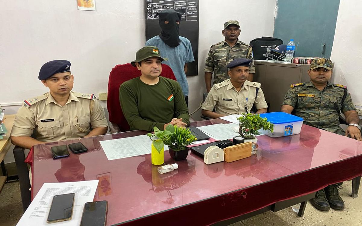 Jharkhand Naxal News: PLFI's hardcore Naxalite Ajay Oraon arrested from Kerala, many weapons recovered