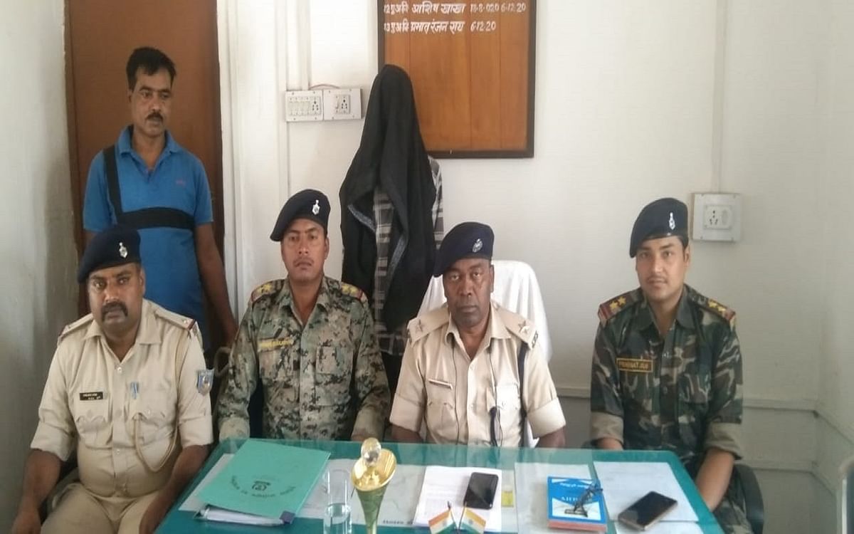 Jharkhand: Palamu police arrested Naxalite Surendra Ram from Latehar