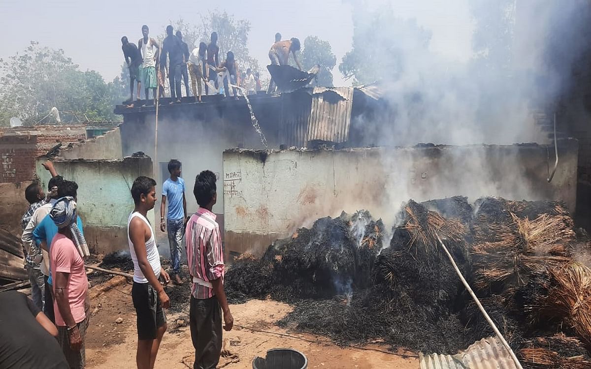 Jharkhand: Property worth lakhs burnt to ashes due to fire in 3 villages of Deoghar, the fire was controlled by the fire brigade