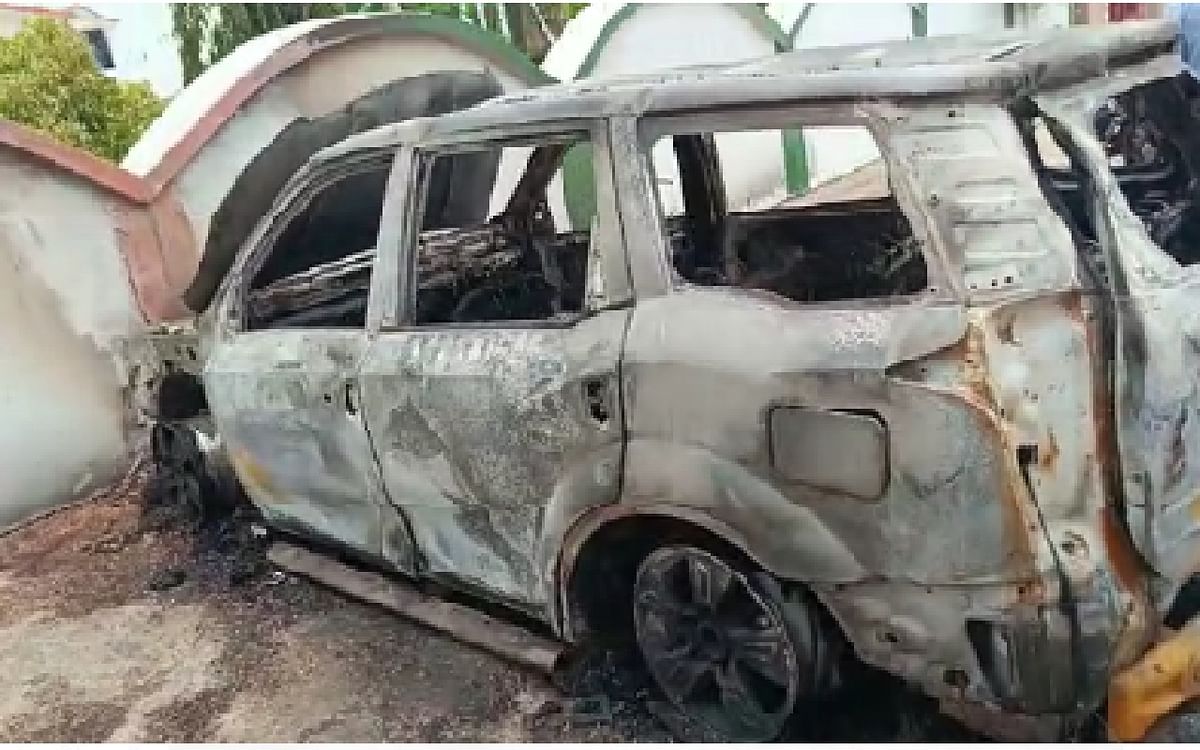 Jharkhand: XUV car caught fire, burnt to ashes, FIR registered