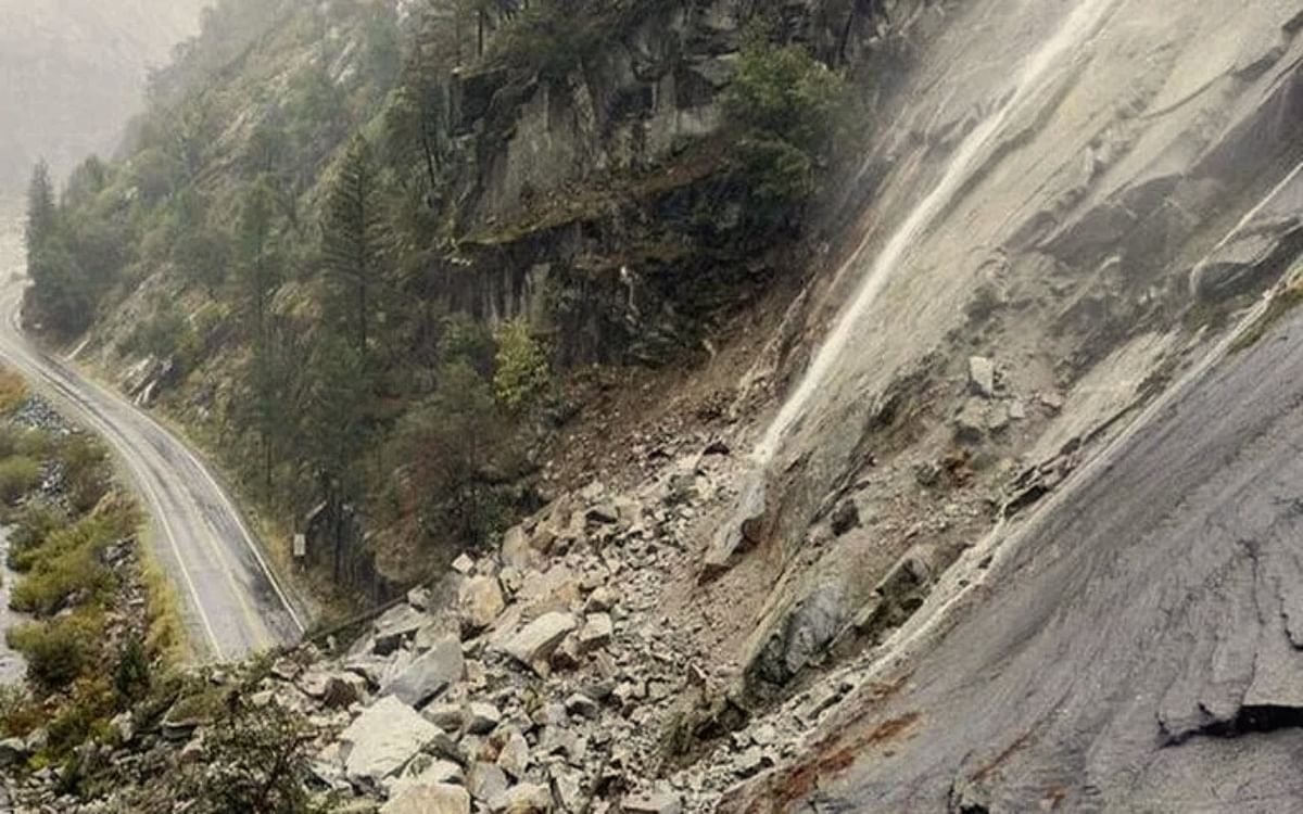 Massive landslide in Pakistan, many trucks buried, rescue operation underway