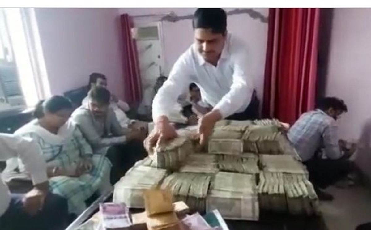 Muzaffarnagar: Two crore rupees and 96 grams of gold recovered in vehicle checking, interrogation of businessman continues