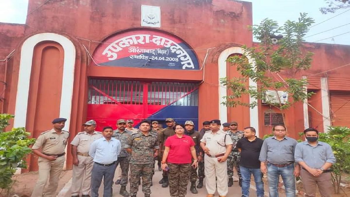 Officers raided Aurangabad Mandal Jail and Daudnagar Upkara at 4 in the morning, there was a stir in the jail administration