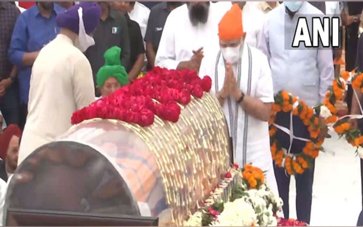 PM Modi reached Chandigarh to pay last respects to Prakash Singh Badal, paid tribute