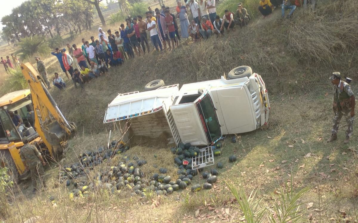 Pickup van full of watermelon overturned in Hariharganj, Palamu, driver died
