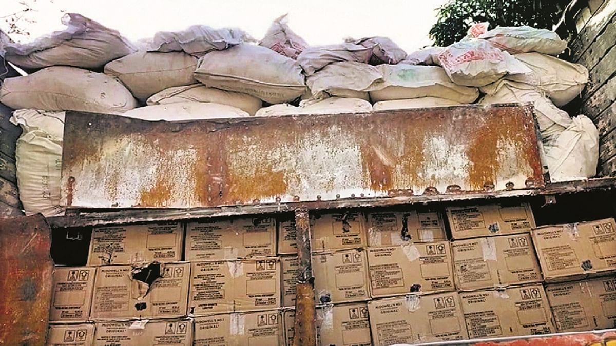 Smugglers were running away with a truck full of liquor in Begusarai, police chased them and caught them, 600 cartons of liquor seized