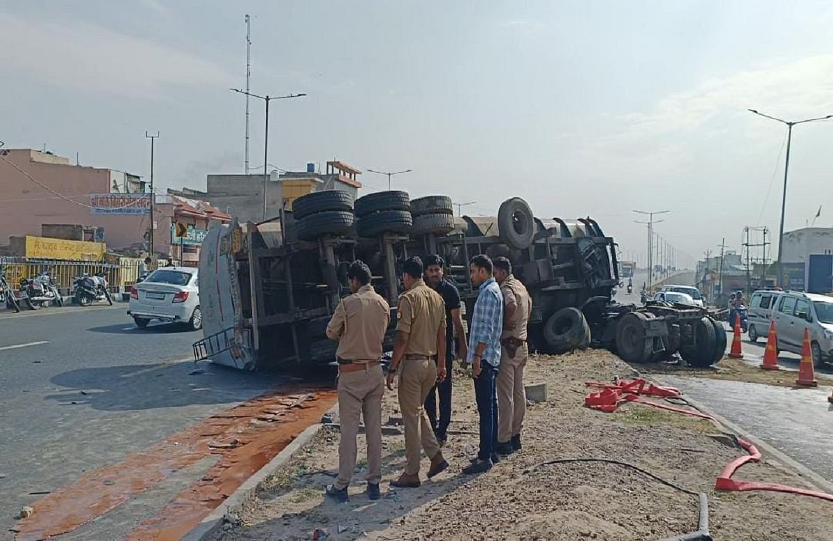 Tanker filled with syrup overturned on Agra Tundla Highway, other vehicles started slipping, driver and conductor admitted to hospital