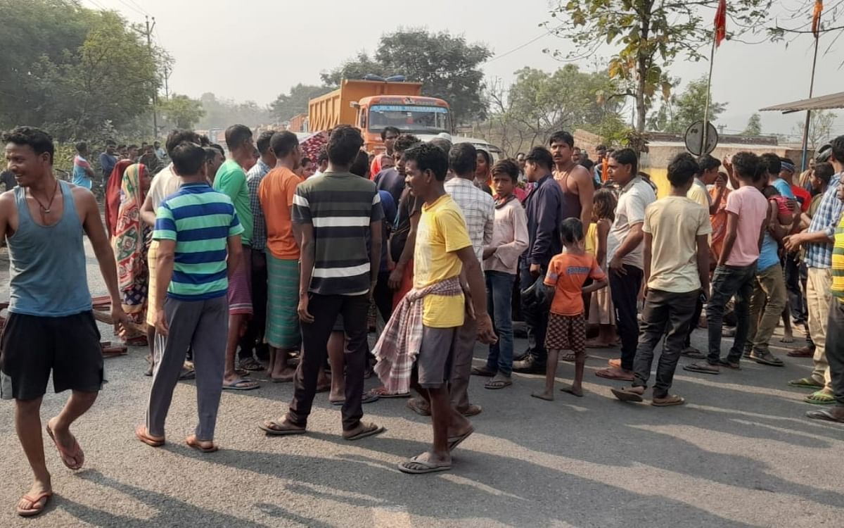 Terror of wild elephants continues in Chandil, angry villagers block road