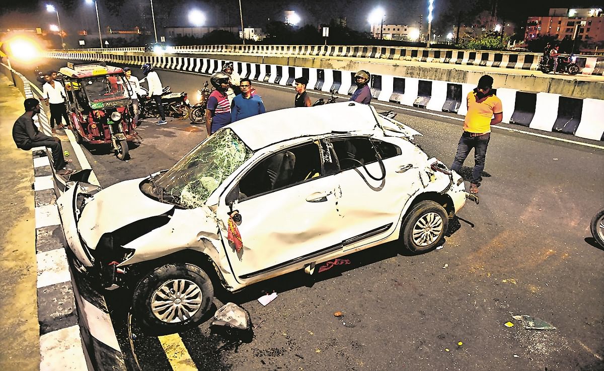 The havoc of speed is not stopping in Patna, eight people including mother and daughter were injured in four different road accidents