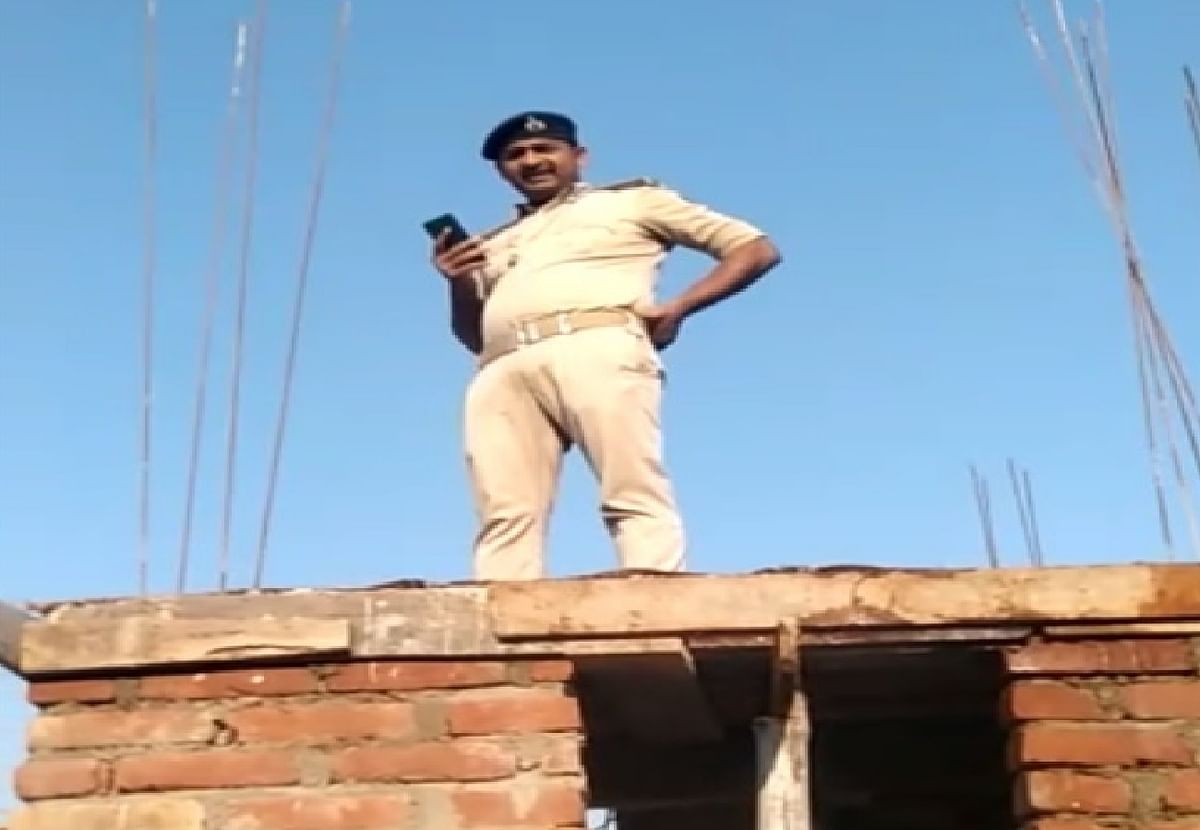 Three policemen arrived on the information of illegal construction in Patna, people made hostage, know the whole thing