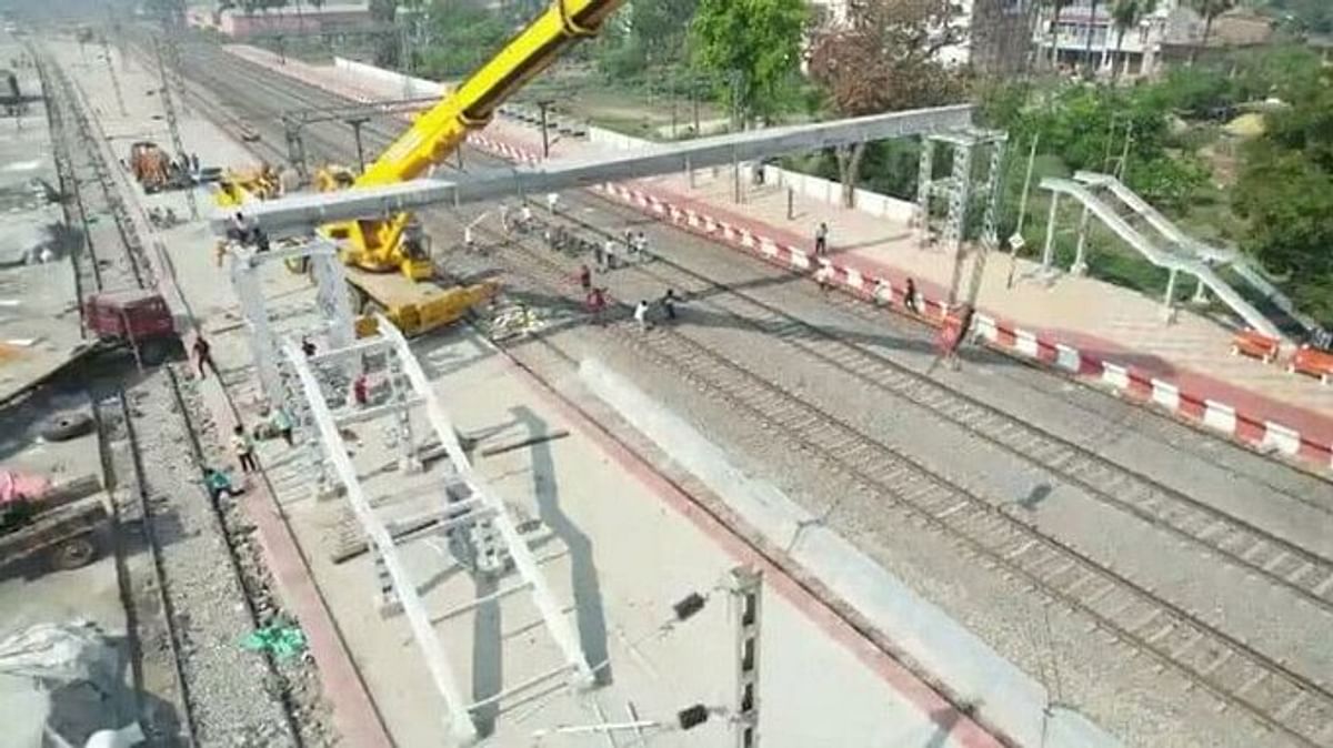Two laborers fell from 40 feet high overbridge in Hajipur, video of accident went viral on social media