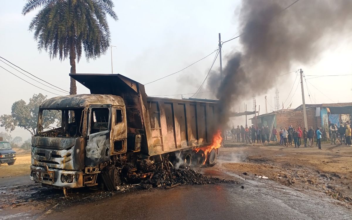 Two trucks caught fire after collision in Jamui, father died and son escaped