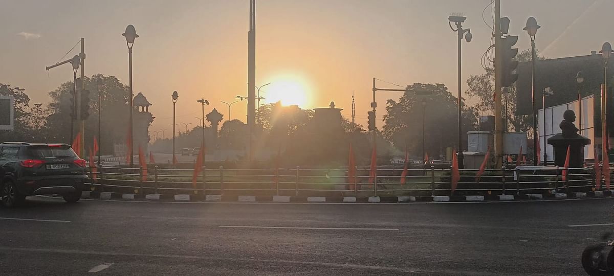 UP Weather Live: Bright sunshine in Uttar Pradesh today, heat wave will continue with thunderstorms, know when it will rain