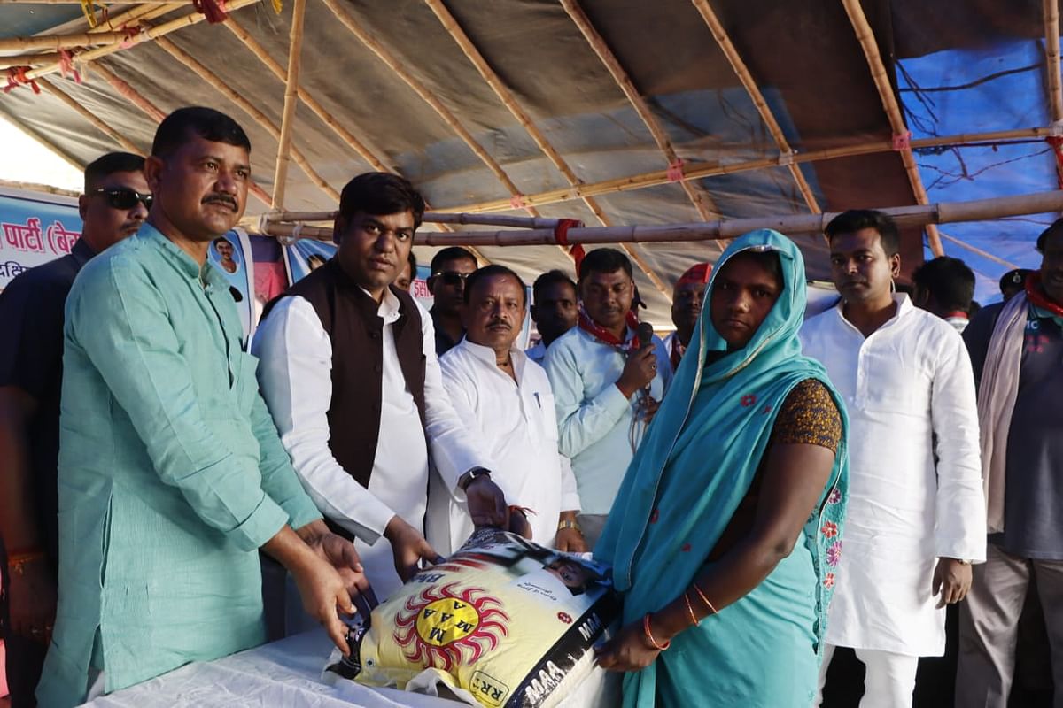 VIP supremo Mukesh Sahni met the fire victims, said that the government is not fulfilling its duty towards the poor.