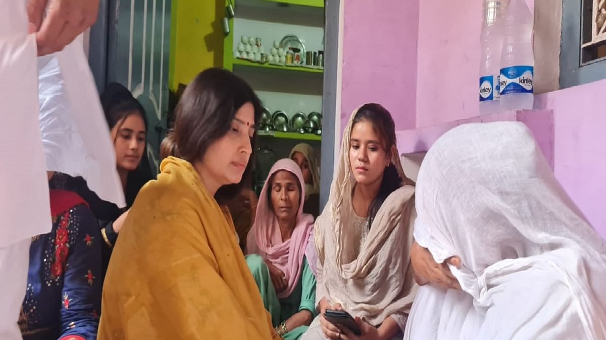 Women wept seeing Dimple Yadav reached Mainpur, the MP sat on the ground getting emotional, then...