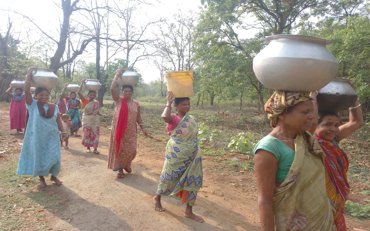 Common Man Issues: Drinking water crisis deepens in Kharsawan's Barjudih, women forced to fetch water from one and a half kilometer away