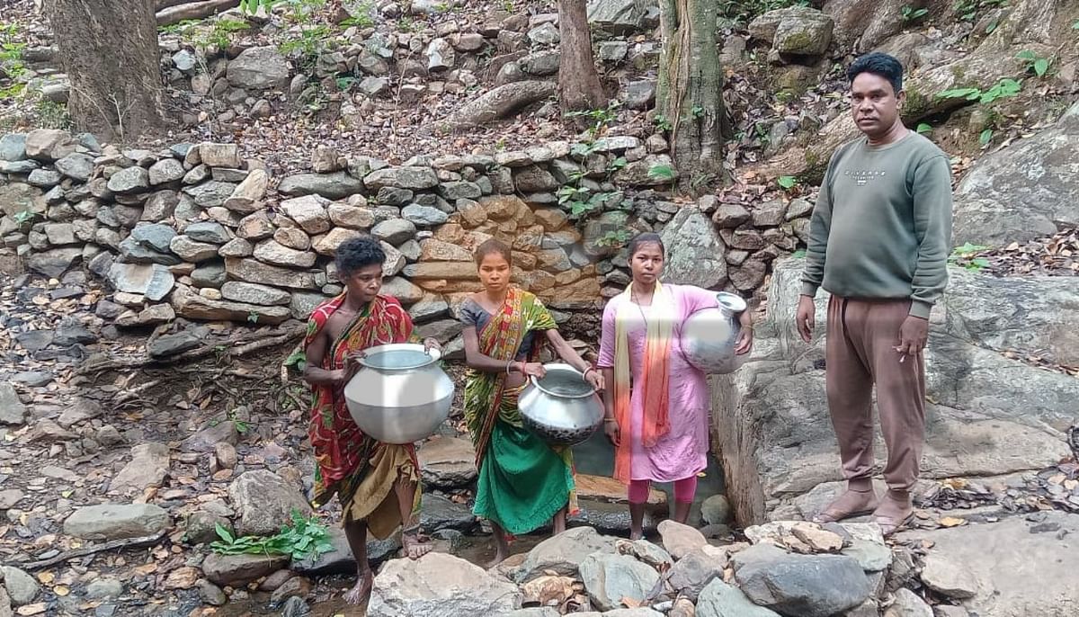 Jharkhand: Drinking water crisis in Rani Jharna Tola of Bhitramada in Dumariya created an outcry, Patience drinking drain water