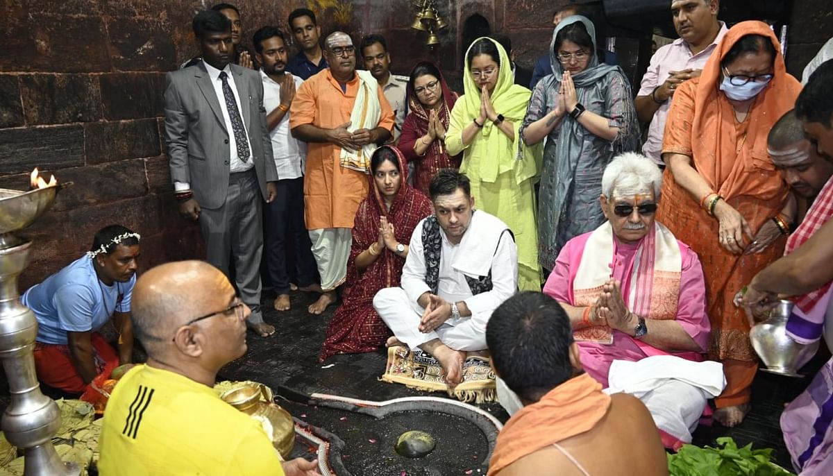 PHOTO: Lieutenant Governor of Jammu and Kashmir Manoj Sinha offered prayers at Baba Baidyanath Temple with his family.
